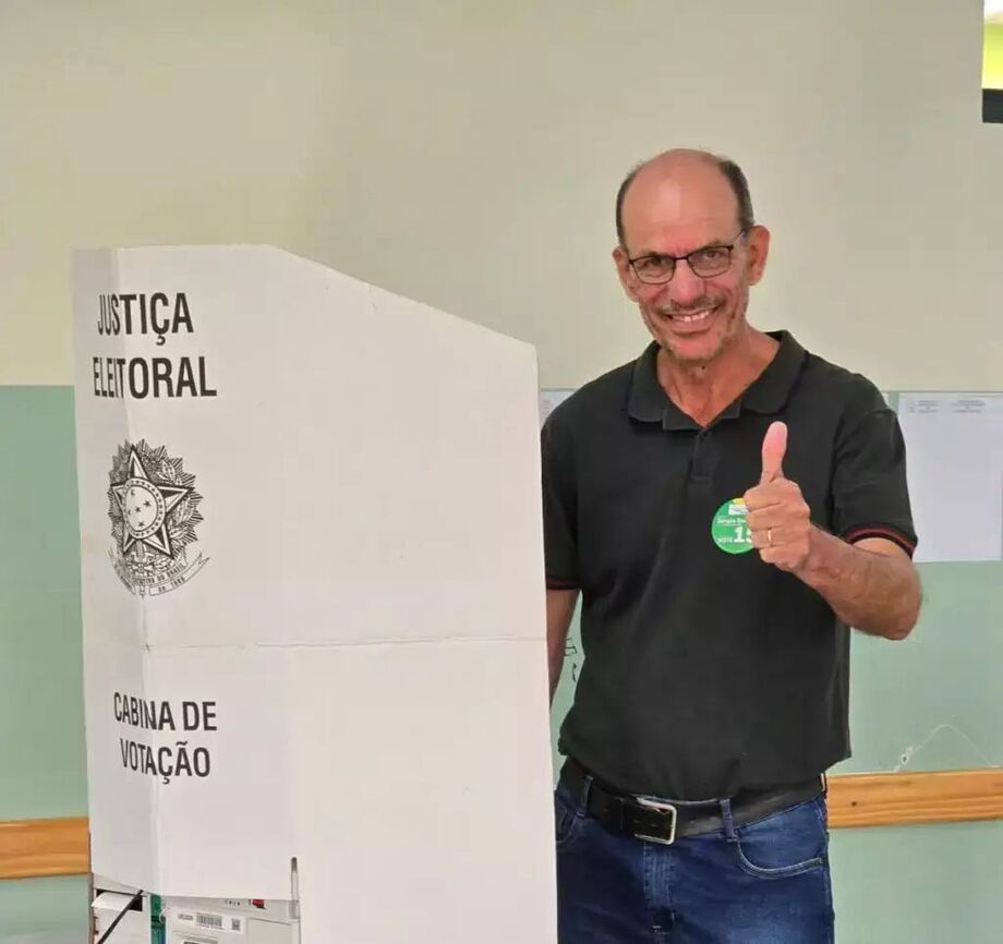 Sergio Barbosa, durante votação neste domingo (6).