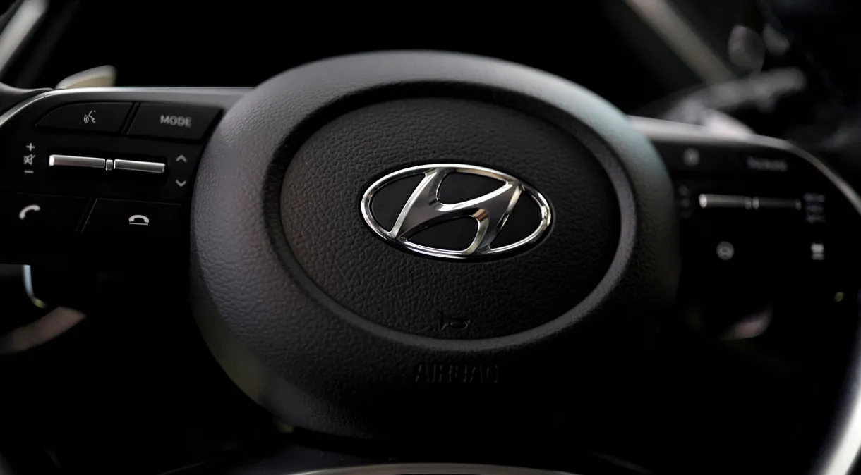 Logo da Hyundai em volante de veículo à mostra em sua sede em Seul.