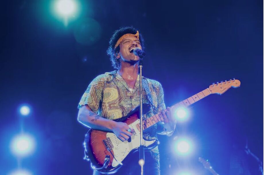 Bruno Mars se despede do Brasil com show final e lembranças inusitadas