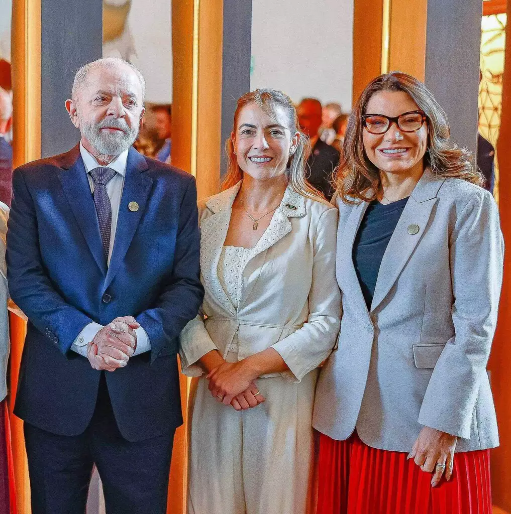Ao lado de Lula e Janja, Soraya Thronicke marca presença em evento diplomático no México.