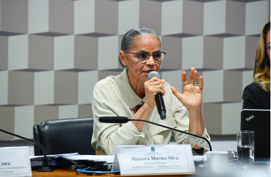 A ministra Marina Silva discutiu com deputados da oposição durante reunião na Câmara.
