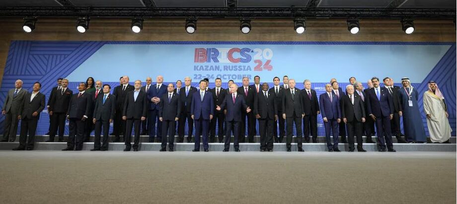 A foto de família mostra as delegações estrangeiras atraídas por Putin à Rússia em guerra