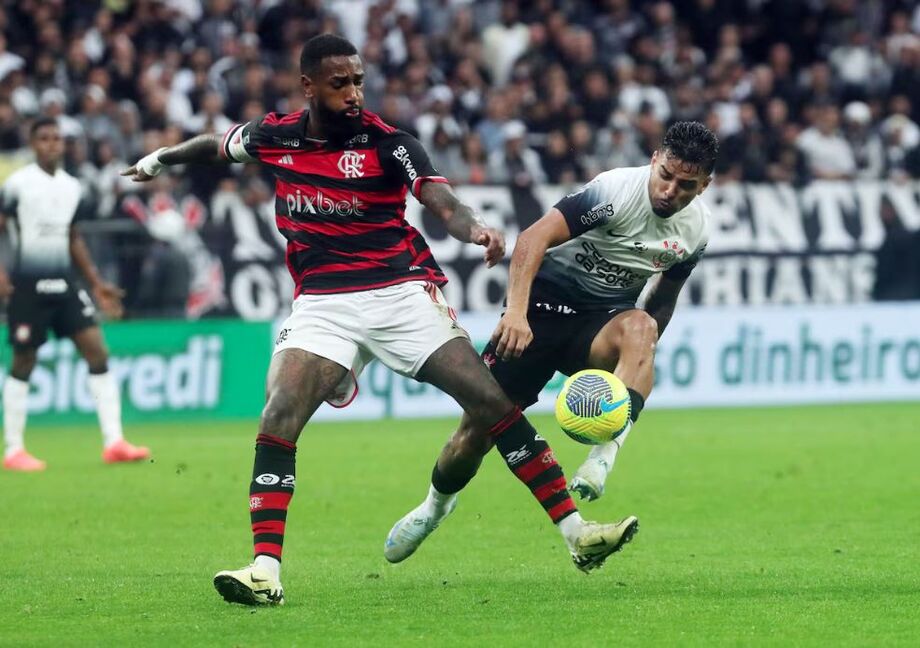 Gérson, um dos melhores em campo, em ação pelo Flamengo contra o Corinthians