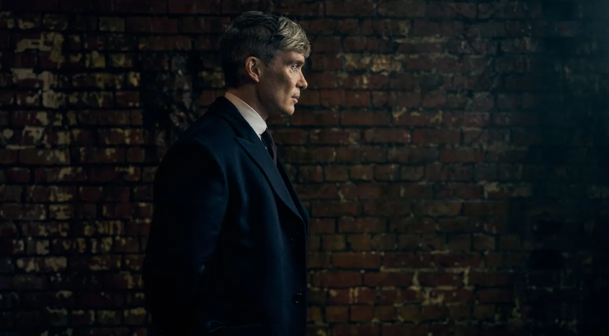 Cillian Murphy como Thomas Shelby no filme Peaky Blinders.