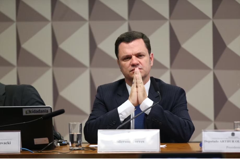 Anderson Torres foi solto em maio de 2023; desde então, está submetido a medidas cautelares, como uso de tornozeleira e recolhimento domiciliar à noite e nos finais de semana.
