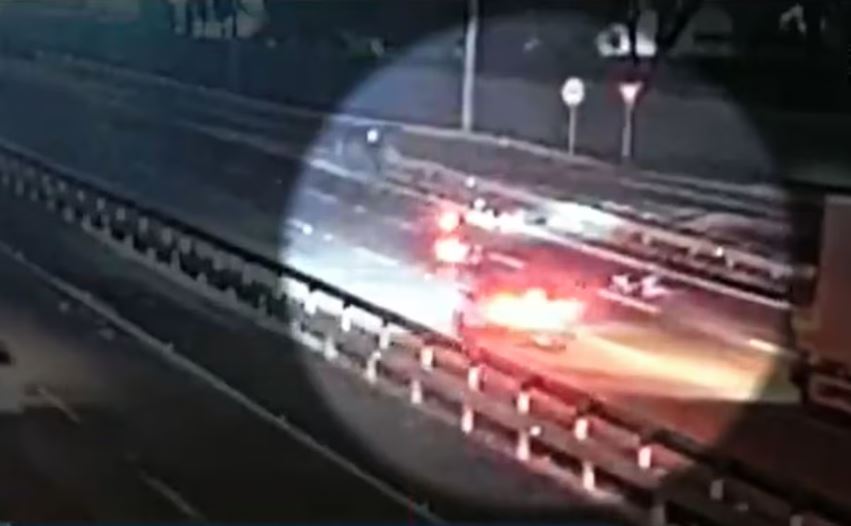 Momento em que o policial é alvejado, em imagem de câmera de vigilância da rodovia Anhanguera