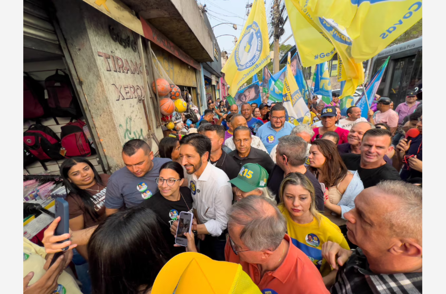 O prefeito Ricardo Nunes (MDB) durante campanha em Parada de Taipas, na zona norte de São Paulo
