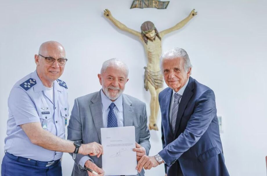 Lula, o comandante da FAB, Marcelo Kanitz Damasceno, e o ministro da Defesa, José Mucio, mostram o projeto de lei da criação da Alada