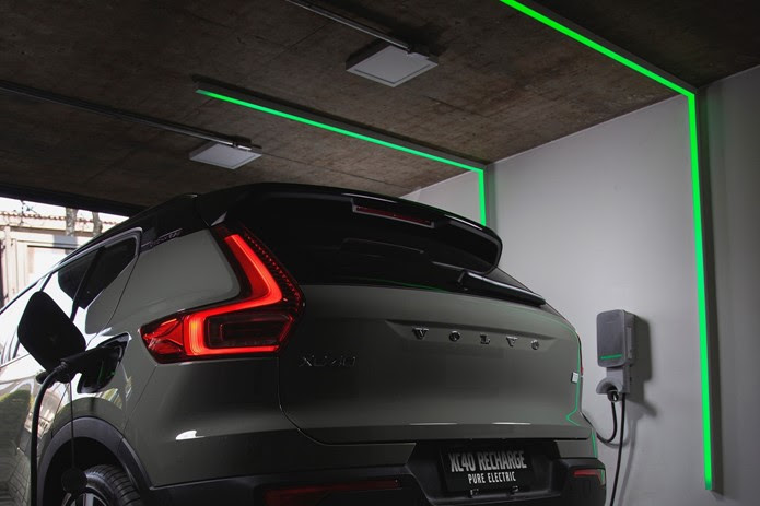 Elétrico ou gasolina? A Volvo fez as contas, e o futuro está na tomada.