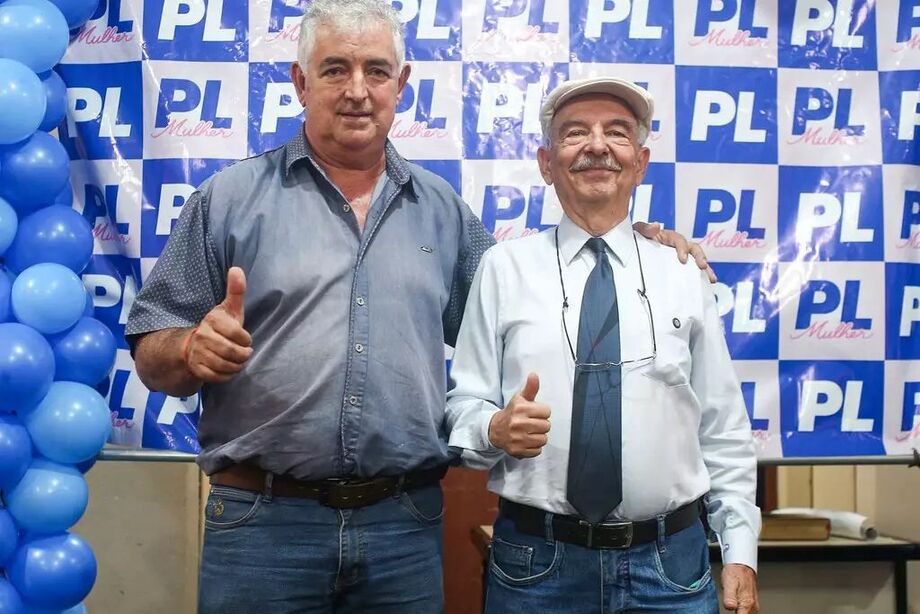 Vice Carlão (esquerda) ao lado do prefeito eleito Doutor Max