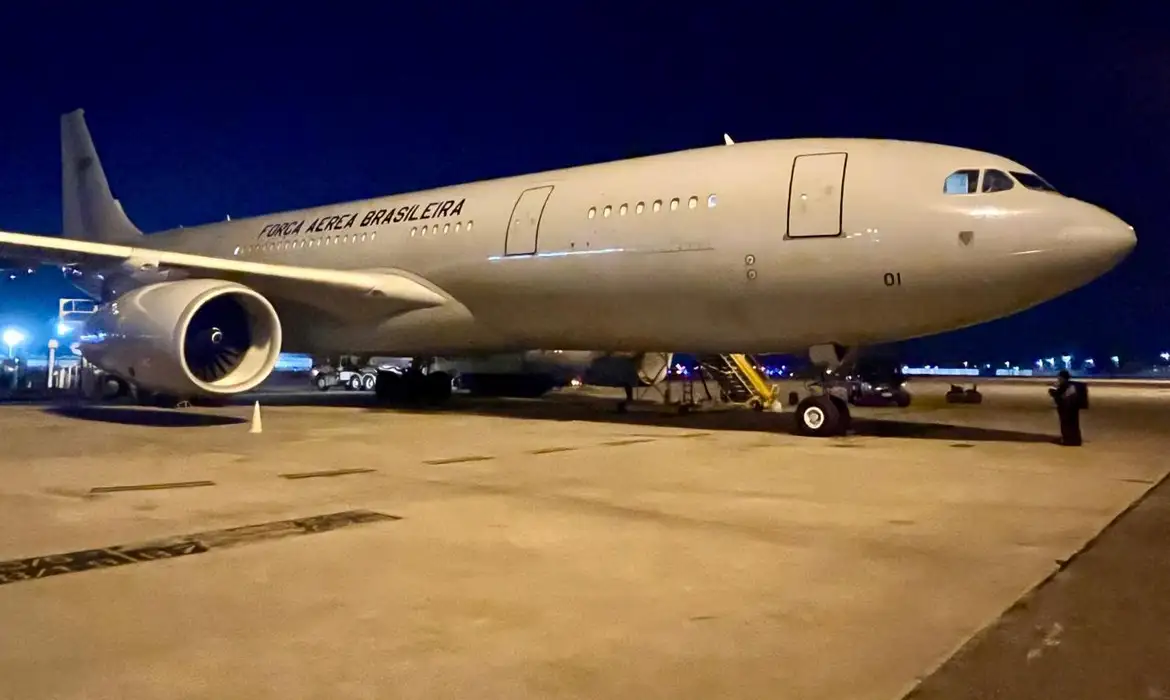 Primeiro voo com 229 resgatados do Líbano chega a São Paulo