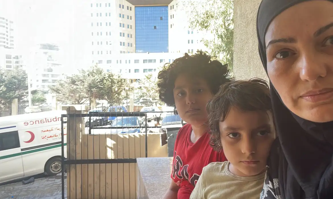 A brasileira e dona de casa Lindaura Lianes Hijazi, de 51 anos, está vivendo em um abrigo lotado na capital do Líbano, em Beirute, com o marido e dois filhos pequenos