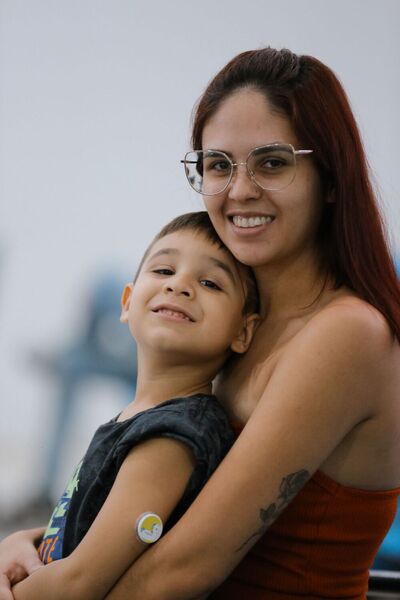 Criança faz uso do sensor que monitora a glicemia