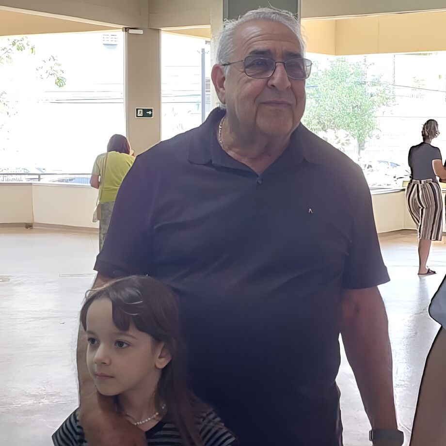 Acompanhado da neta, o presidente do TCE-MS, Jerson Domingos votou nesta manhã