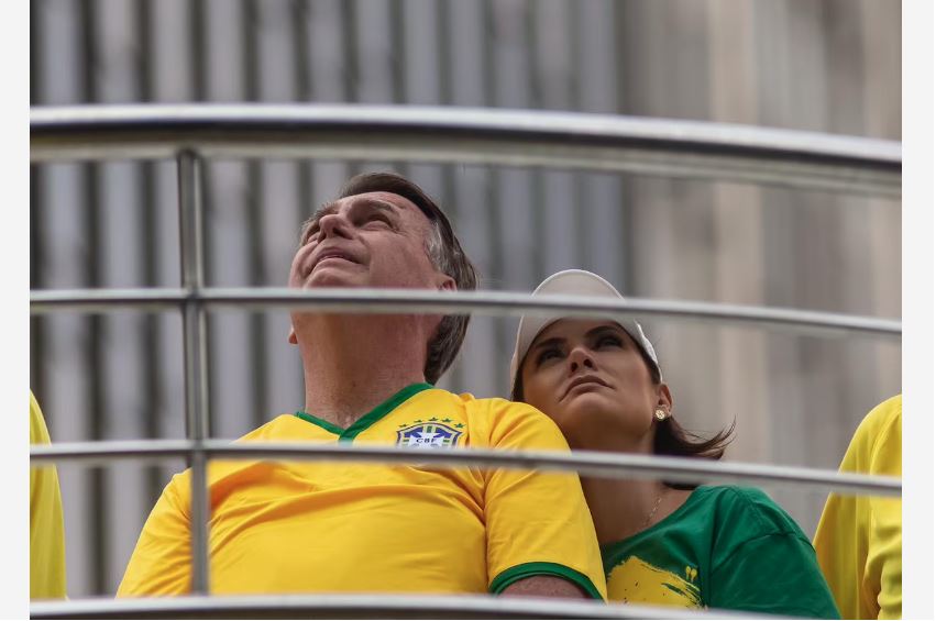 O ex-presidente Jair Bolsonaro (PL) e a ex-primeira-dama Michelle Bolsonaro (PL)