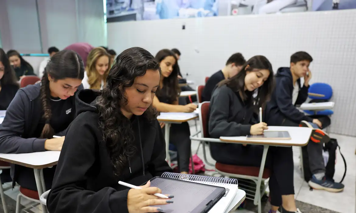 Cursos populares são oportunidade para alunos de baixa renda