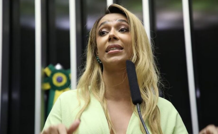 Erika Hilton em discurso no plenário da Câmara; ela é a autora da proposta para acabar com a jornada de trabalho de 6x1