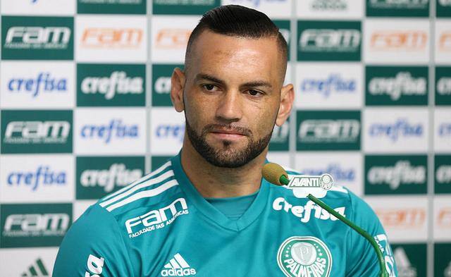 O goleiro Weverton, do Palmeiras, fala sobre a importância do clássico contra o Corinthians, destacando o peso da vitória para a equipe na busca pelo título do Brasileirão.