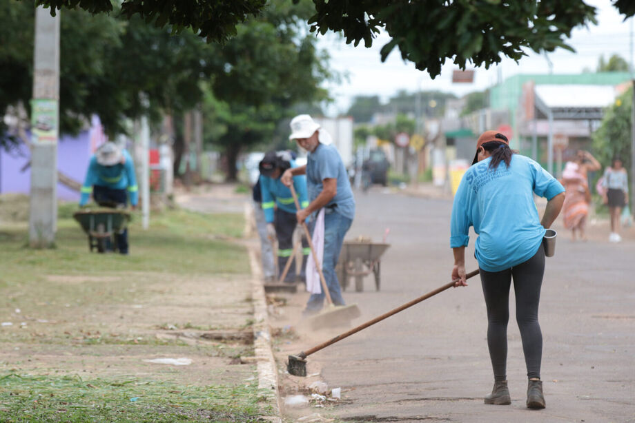 Trabalhadores realizando o serviço de varrição