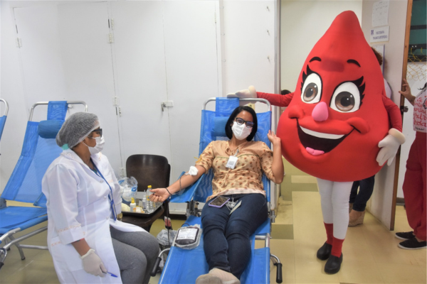 Campanha de conscientização sobre doação de sangue no Hospital Universitário Maria Aparecida Pedrossian, promovendo a importância desse gesto para salvar vidas
