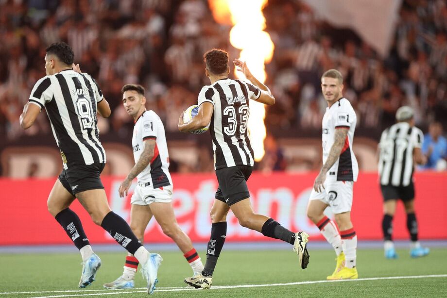 Botafogo tropeça em casa, empata com o Vitória e vê o Palmeiras assumir a ponta do Brasileirão