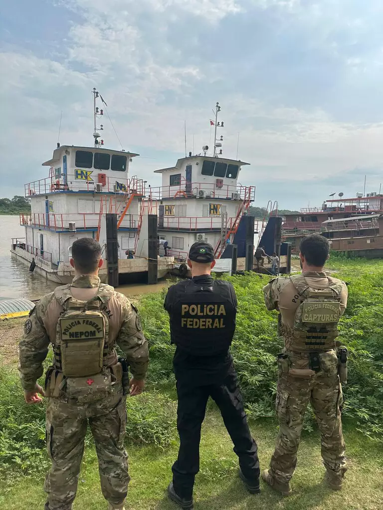 Policiais cumpriram mandados judiciais e apreenderam embarcações, armas e provas contra organização criminosa