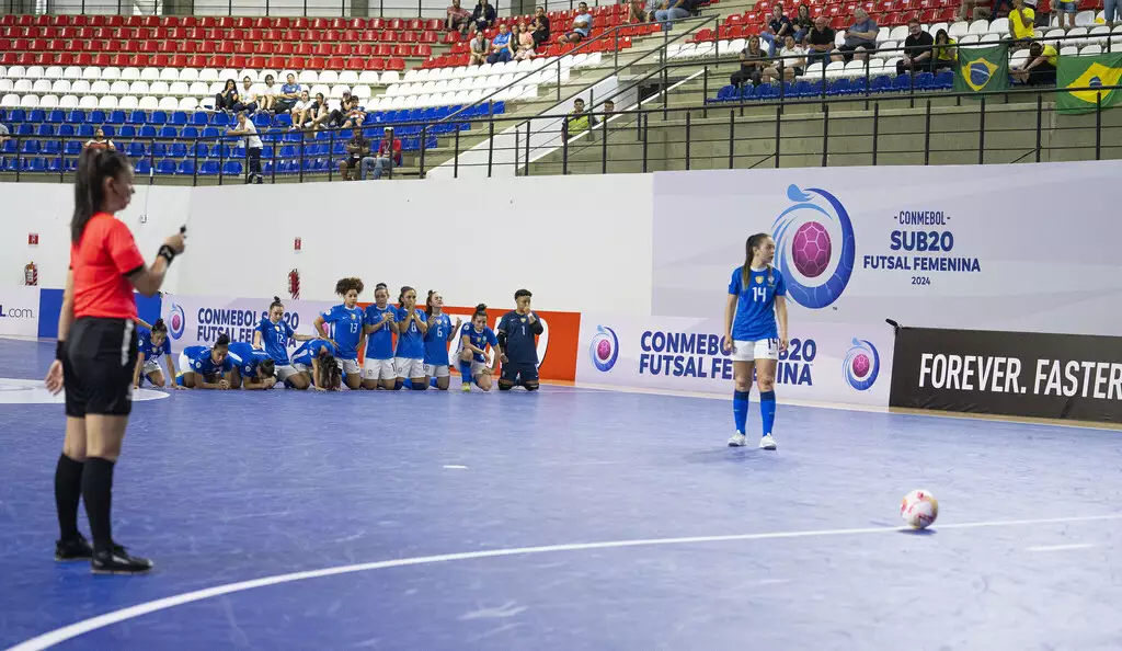 Julia Namie pronta para cobrar pênalti na final diante da Colômbia (Foto: Divulgação/Conmebol)