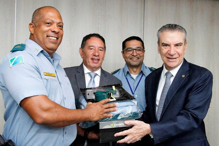 Foram entregues dois uniformes novos a 31 profissionais