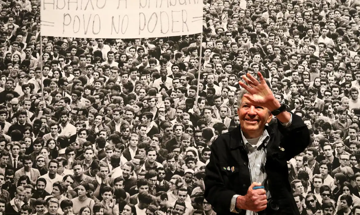 Aos 88 anos, o fotojornalista que documentou momentos decisivos do país nos deixa um legado de 150 mil imagens