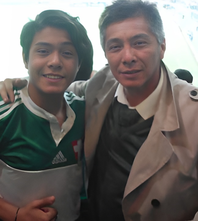 Marco Aurélio, estudante de medicina morto pela PM, em foto ao lado do pai, Julio Cesar Acosta Navarro