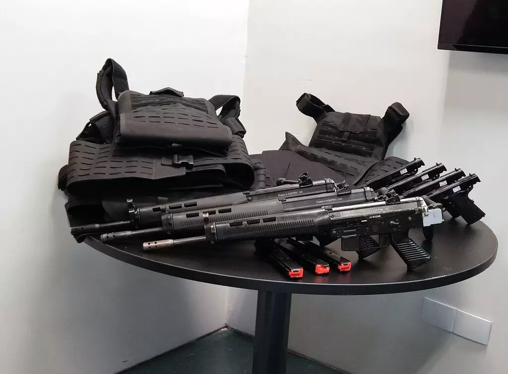 Coletes e armas de fogo entregues aos policiais penais, no ano passado