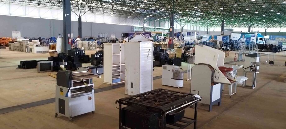 Forno industrial, trailer automotivo e equipamentos odontológicos estão entre os destaques do leilão promovido pelo Sistema Fiems.