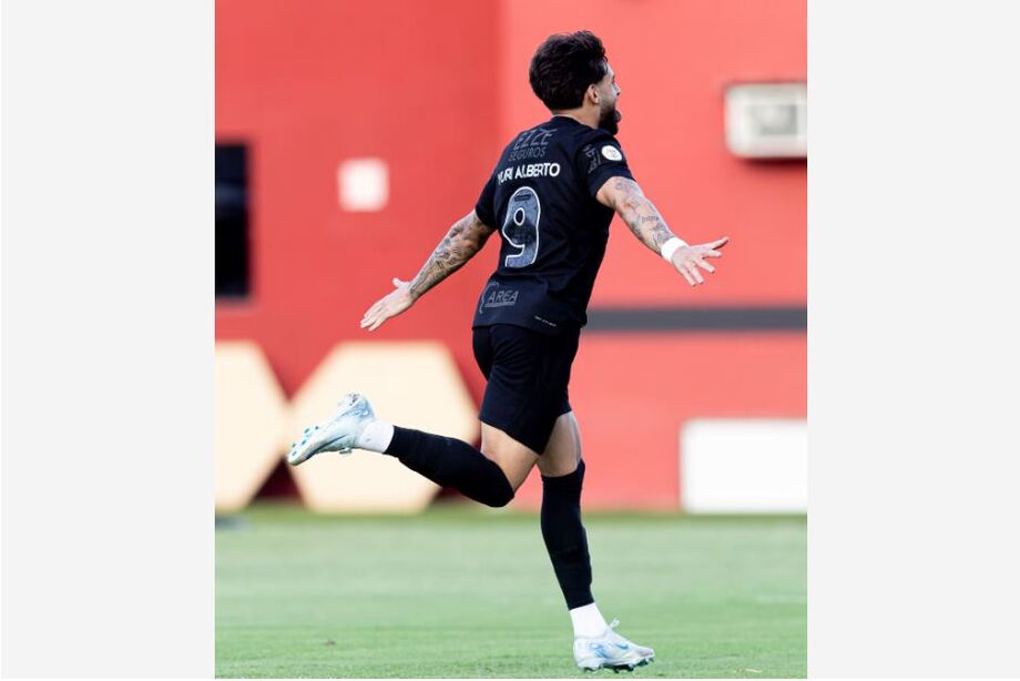 Yuri Alberto comemora seu gol na partida contra o Vitória