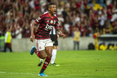Flamengo decide manter Bruno Henrique em campo durante investigação sobre possível manipulação de cartões