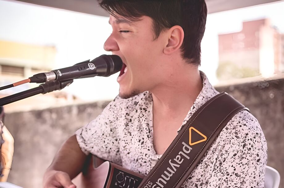 Cauê começou a carreira musical cantando na Igreja Católica