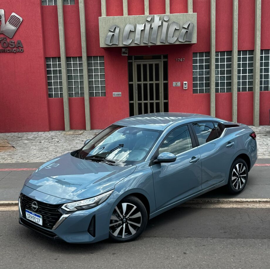 O Sentra é oferecido no Brasil em duas versões: a Advance, com preço inicial de R$ 162.690, e a Exclusive, que começa em R$ 185.590