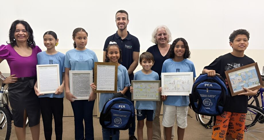 Alunos premiados posam com seus desenhos