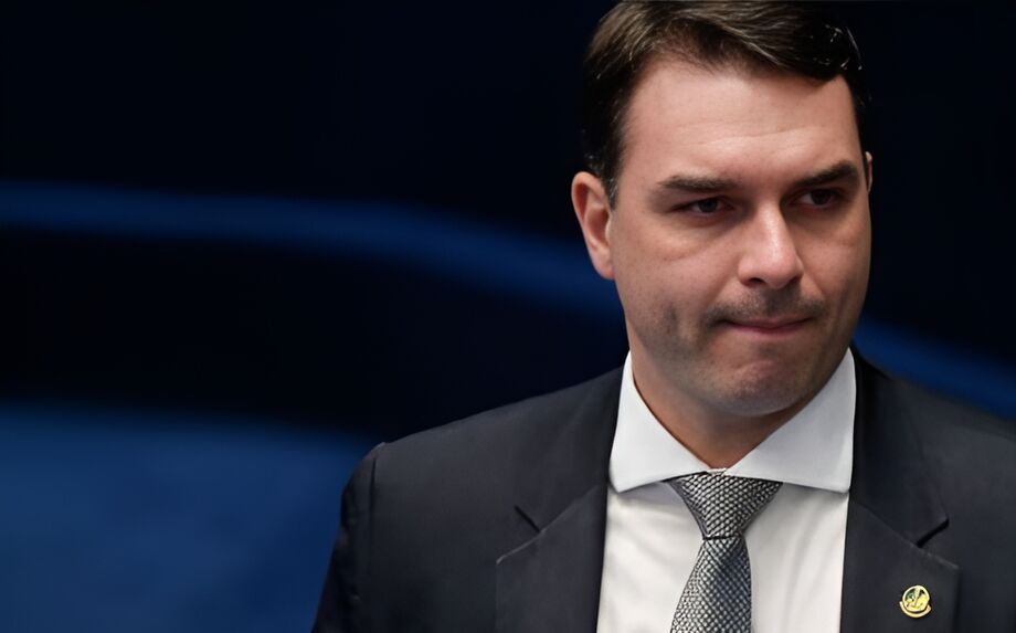 O senador Flávio Bolsonaro (PSL-RJ) diz estar cada vez 'mais convicto' de que 'não há absolutamente nada contra Bolsonaro' na investigação da Polícia Federal