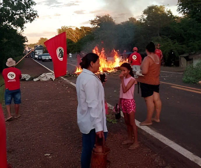 Rodovia BR-262 durante bloqueio realizado pelo MST, com congestionamento registrado por motoristas.