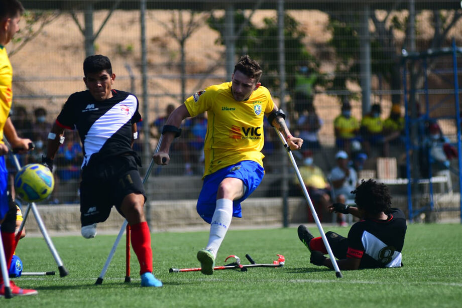 Patrick Pisoni, atleta do Sesi MS, treina com a seleção brasileira de futebol para amputados em preparação para o Mundial de 2026.
