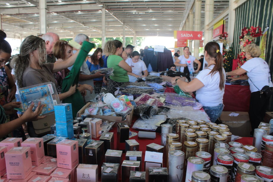 Bazar solidário no Fort Atacadista ajuda instituições de assistência a jovens