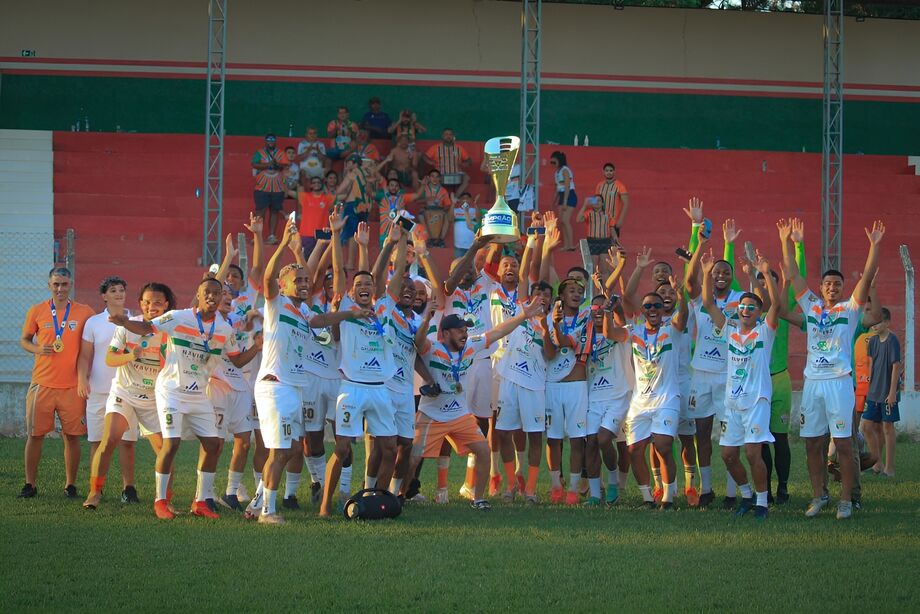 Uender, jogador do Naviraiense, marcou o gol que garantiu a vitória e o título da Série B do Campeonato Sul-Mato-Grossense