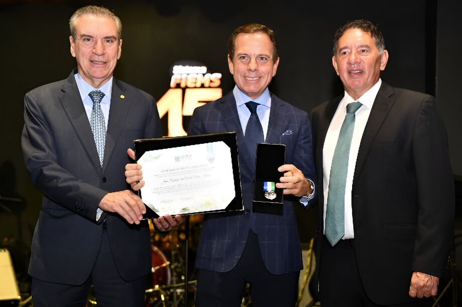 O presidente da ALEMS, deputado Gerson Claro e o 1º Secretário, deputado Paulo Correa, entregaram a Comenda do Mérito Legislativo ao ex-governador de São Paulo e fundador do LIDE, João Dória
