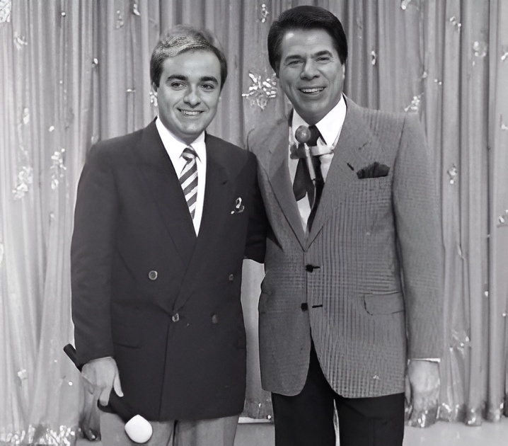 Gugu e Silvio Santos posam juntos em auditório do SBT