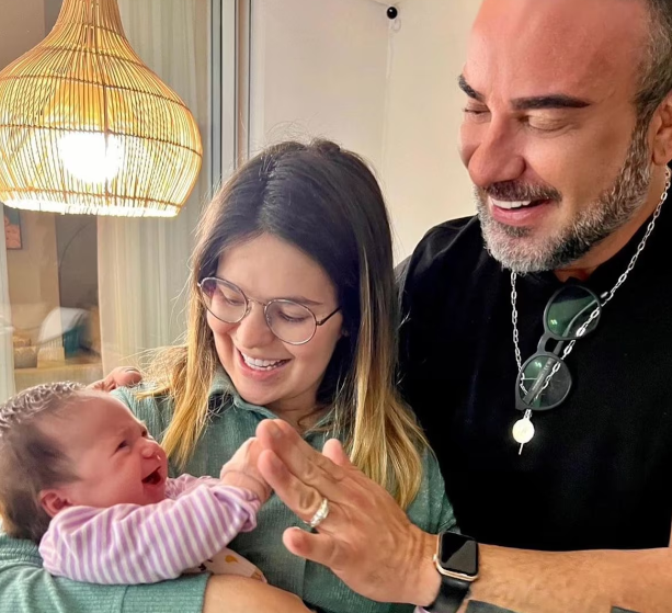 Pai de Viih Tube desabafa sobre 'afastamento' da filha e influenciadora relata relação conturbada.