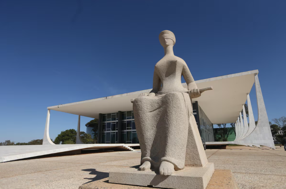 Estátua da Justiça em frente ao prédio do STF em Brasília
