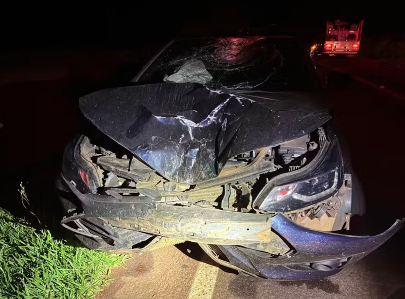 Na foto, carro com a dianteira totalmente destruída