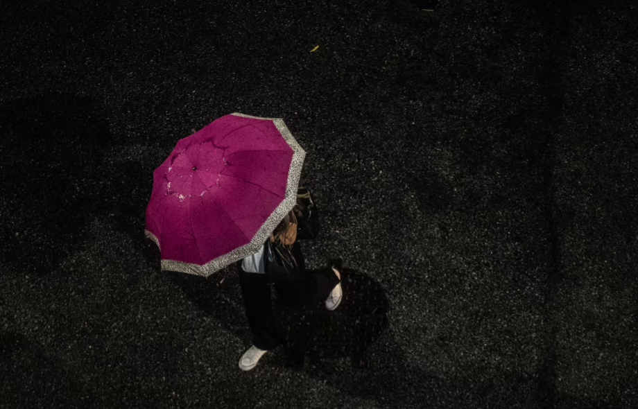 Pedestre enfrenta chuva e uma forte ventania na zona norte da capital paulista na noite do último dia 24.