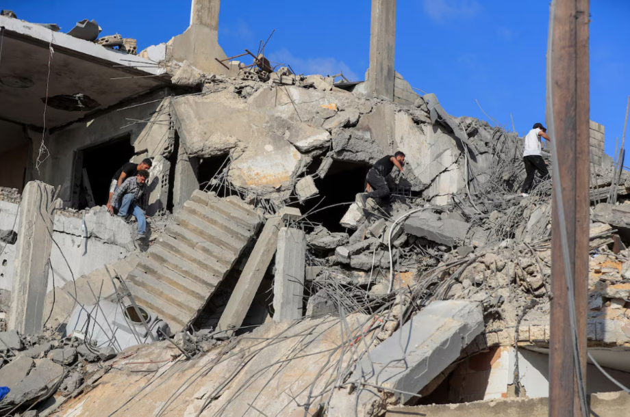 Pessoas procuram vítimas em um prédio destruído atingido por um ataque aéreo israelense, na cidade de Ghaziyeh, sul do Líbano.