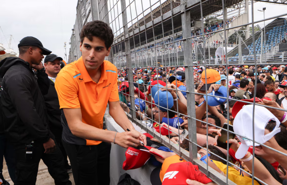 Gabriel Bortoleto cumprimenta fãs no GP de São Paulo, em Interlagos.